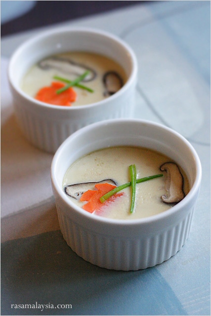 Chawanmushi or steamed egg custard (茶碗蒸し) is a popular Japanese dish, one that is mostly ordered as an appetizer at Japanese restaurants. | rasamalaysia.com