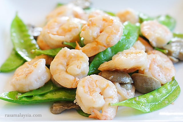 Sauteed shrimp with snow peas in brown sauce ready to serve.