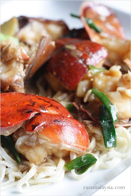Lobster Yee Mein (Lobster Noodles) recipe and pictures. Lobster Yee Mein is a celebrated Chinese recipe that is great for Chinese dinners and banquet. | rasamalaysia.com