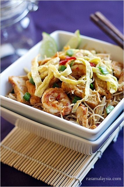 Mee siam (spicy rice vermicelli) recipe and pictures. Mee siam is popular in Malaysia and Singapore. A great mee siam recipe that you have to try. | rasamalaysia.com