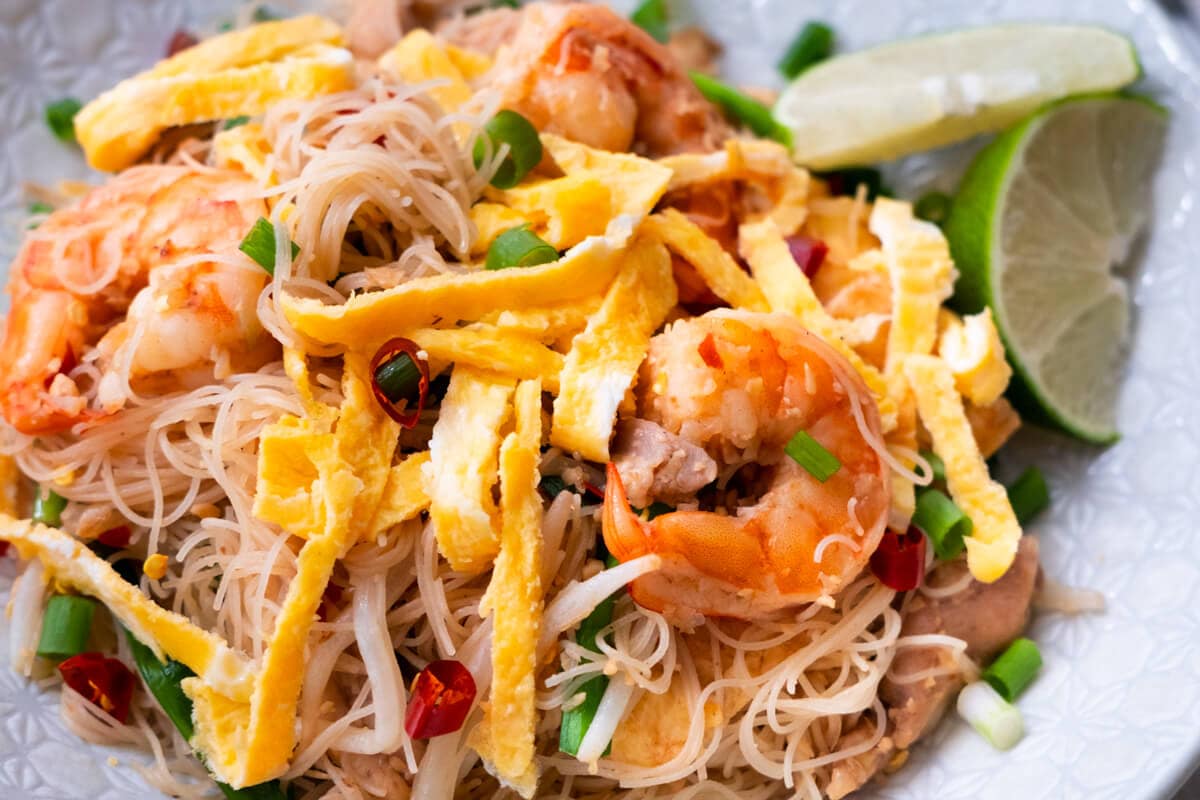 Best Mee Siam recipe with shrimp and shredded egg. 
