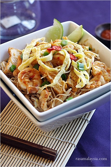 Mee siam (spicy rice vermicelli) recipe and pictures. Mee siam is popular in Malaysia and Singapore. A great mee siam recipe that you have to try. | rasamalaysia.com