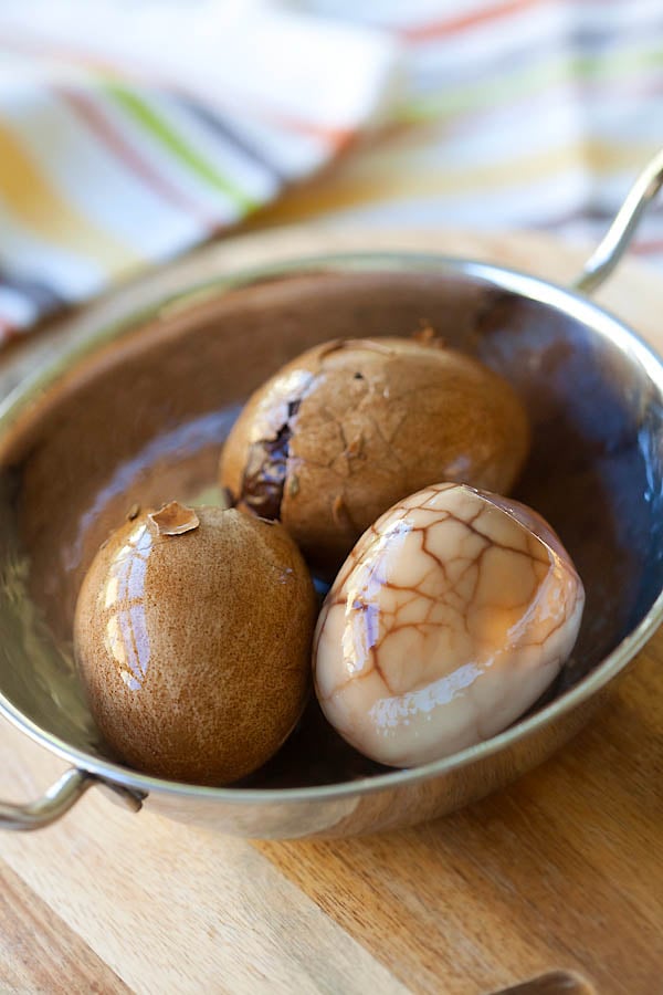Chinese tea leaf eggs are eggs steeped in a tea-infused liquid. Tea leaf eggs are marbled in appearance and flavorful. Easy Chinese tea leaf eggs recipe. | rasamalaysia.com
