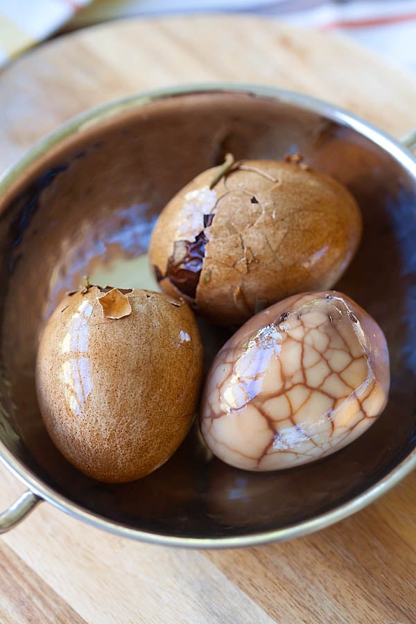 Chinese tea leaf eggs are eggs steeped in a tea-infused liquid. Tea leaf eggs are marbled in appearance and flavorful. Easy Chinese tea leaf eggs recipe. | rasamalaysia.com