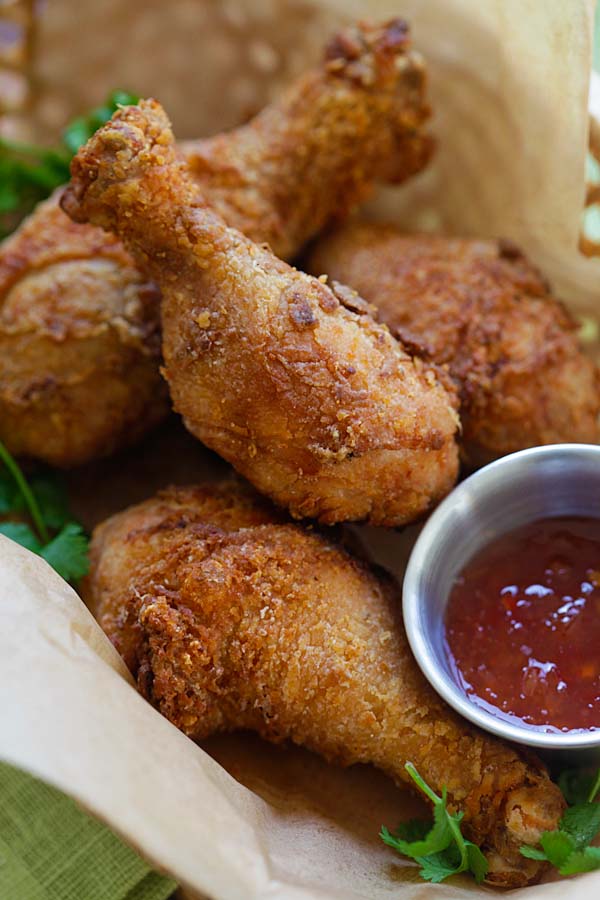 Easy homemade crispy Thai deep fried chicken drumsticks.