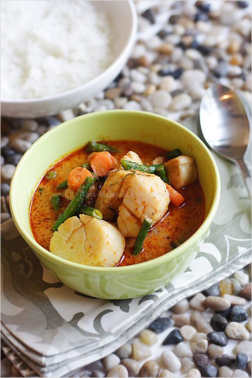 Thai Red Curry - delicious, authentic and easy red curry with chicken and scallops. Homemade red curry is so easy to make! It takes only 20 minutes and much cheaper than eating out | rasamalaysia.com