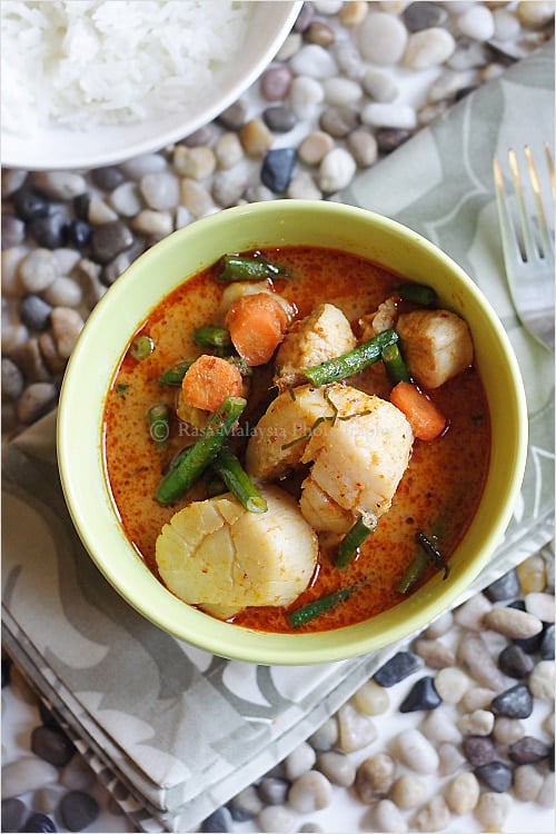 Red Curry with chicken scallops and vegetables (long beans and carrots) in red curry sauce.