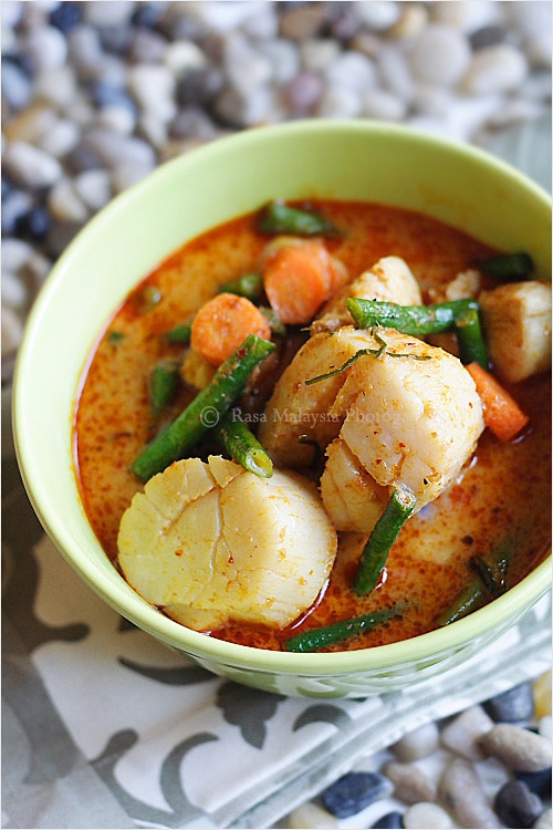 Easy and delicious Thai red curry with chicken and scallops.