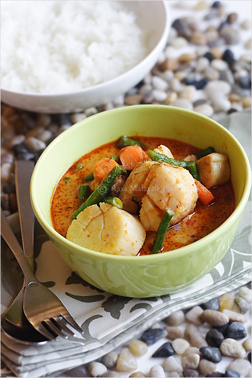 Easy red curry with chicken and scallops. Homemade red curry takes only 20 minutes to make.