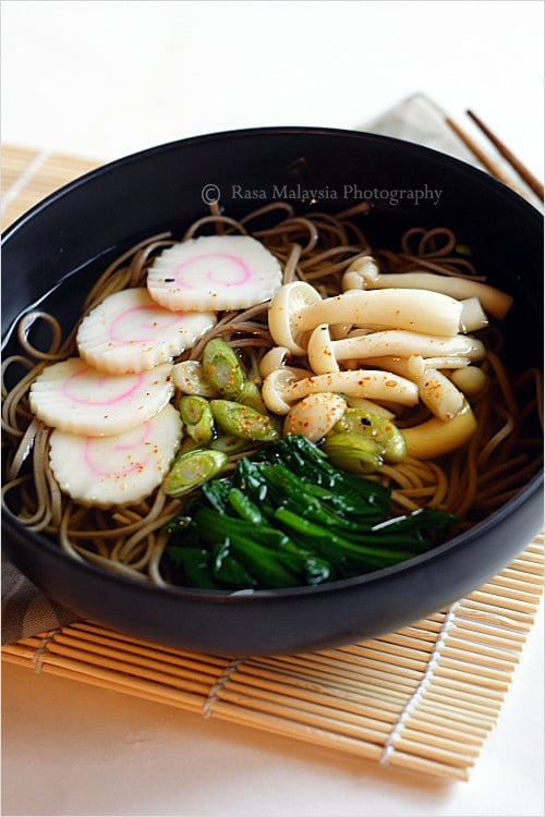 Soba (Japanese Buckwheat Noodle) recipe - I made soba or Japanese buckwheat noodle soup, topped with my favorite Japanese fish cake “naruto” , boiled spinach, and some buna shimeji mushrooms. | rasamalaysia.com