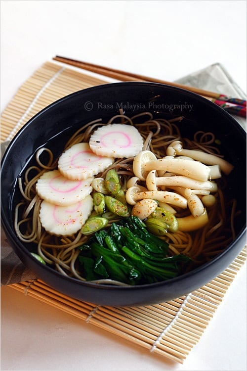 Soba (Japanese Buckwheat Noodle) recipe - I made soba or Japanese buckwheat noodle soup, topped with my favorite Japanese fish cake “naruto” , boiled spinach, and some buna shimeji mushrooms. | rasamalaysia.com