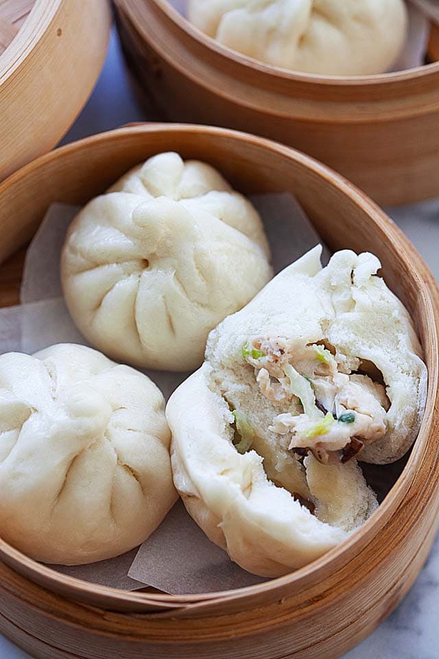 Steamed buns with chicken filling (鸡仔包).