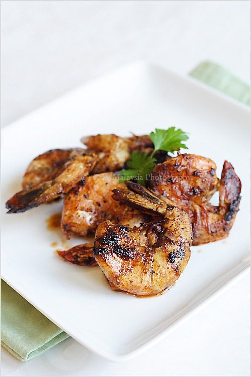 Tamarind prawn (assam prawn) is surprisingly easy to make and takes only a few ingredients: tamarind, sugar, and salt. | rasamalaysia.com