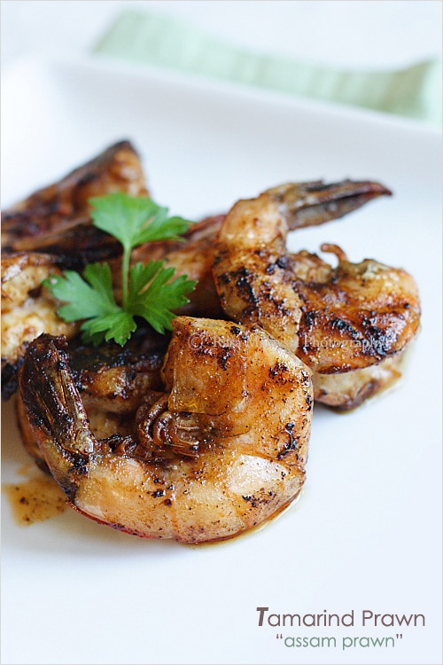 Tamarind prawn (assam prawn) is surprisingly easy to make and takes only a few ingredients: tamarind, sugar, and salt. | rasamalaysia.com