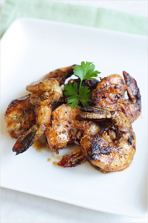 Tamarind prawn (assam prawn) is surprisingly easy to make and takes only a few ingredients: tamarind, sugar, and salt. | rasamalaysia.com