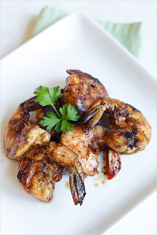 Tamarind prawn (assam prawn) is surprisingly easy to make and takes only a few ingredients: tamarind, sugar, and salt. | rasamalaysia.com