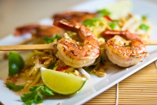 Grilled Shrimp with Green Papaya and Mango Salad recipe - To finish it off the salad is tossed with a delicious Vietnamese dressing made with lime juice, garlic-chili powder and nam pla and the whole thing is sprinkled with chopped peanuts. | rasamalaysia.com