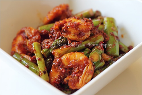 Sambal asparagus with scallops. Learn how to make sambal (Malaysian chili paste) and sambal asparagus with this easy recipe. | rasamalaysia.com