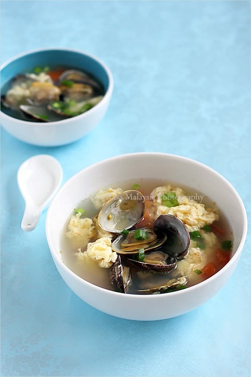 Egg drop soup is a popular Chinese soup. This egg drop soup recipe calls for clams. An easy and delicious egg drop soup that you can make in 30-minutes. | rasamalaysia.com