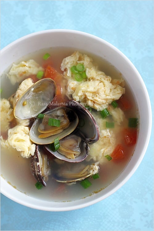 Egg drop soup is a popular Chinese soup. This egg drop soup recipe calls for clams. An easy and delicious egg drop soup that you can make in 30-minutes. | rasamalaysia.com