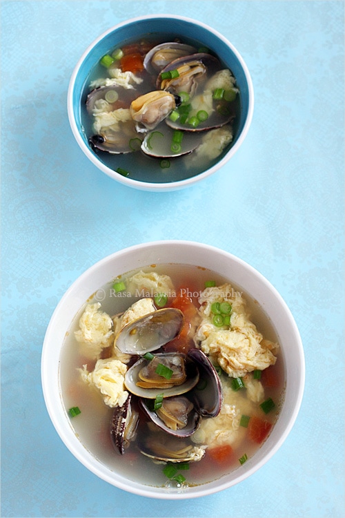 Egg drop soup is a popular Chinese soup. This egg drop soup recipe calls for clams. An easy and delicious egg drop soup that you can make in 30-minutes. | rasamalaysia.com