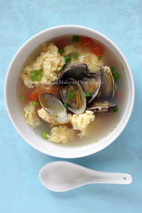 Egg drop soup is a popular Chinese soup. This egg drop soup recipe calls for clams. An easy and delicious egg drop soup that you can make in 30-minutes. | rasamalaysia.com