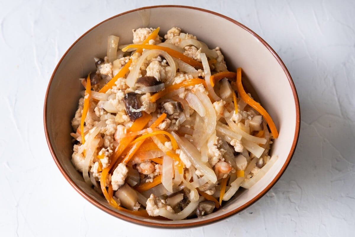 Transfer the stir-fried popiah filling to a bowl. 