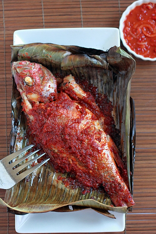 Malaysian grilled fish wrapped with banana leaves. Moist, aromatic, spicy, and full of flavor. The best grilled fish recipe ever! | rasamalaysia.com