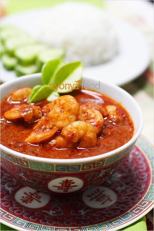 Sambal udang is quite easy to make and you need only a few key ingredients–prawns/shrimps, sambal, belacan, and tamarind. | rasamalaysia.com