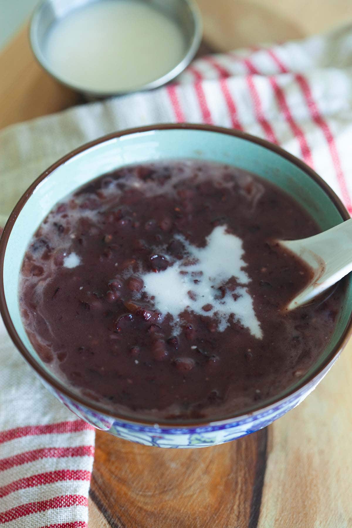 Black sticky rice, reasy to serve.