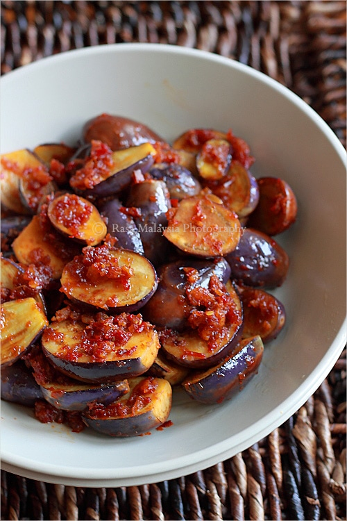 Sambal Eggplant - Aubergine or Brinjal with Malaysian sambal. This eggplant recipe is spicy and so delicious. Serve with steamed rice for a complete meal | rasamalaysia.com