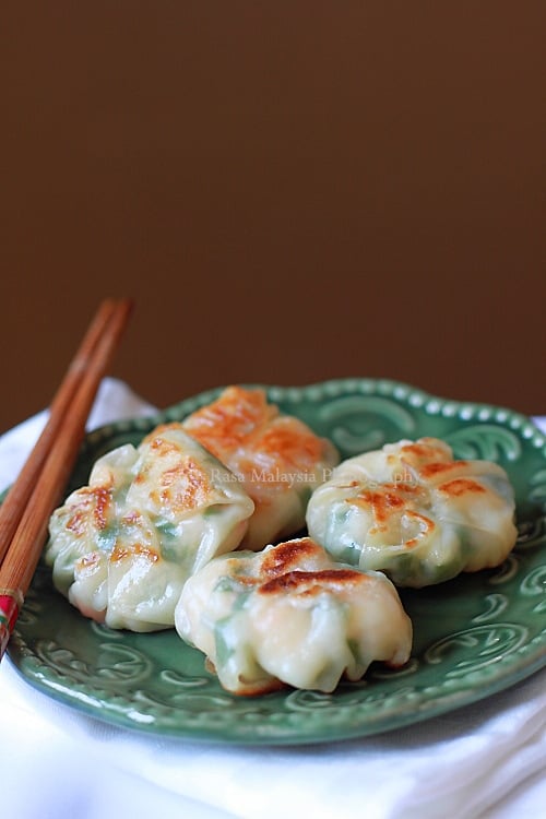 Dumplings filled with shrimp and chives on a plate. 