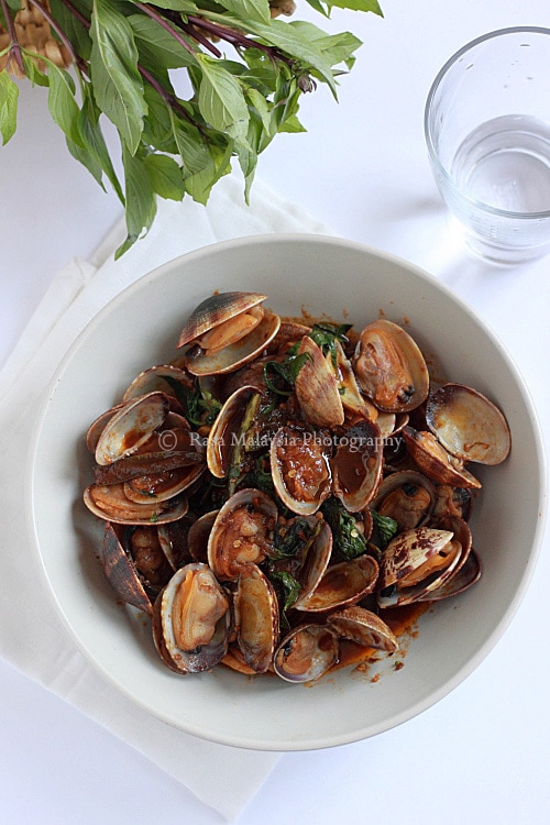 Clams Recipe: Hoy Lai Ped (Spicy Clams in Thai Roasted Chili Paste) recipe - Here is my recipe for hoy lai ped or spicy clams in Thai roasted chili paste. Try it out, it’s seriously delicious! | rasamalaysia.com