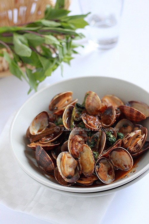 Clams Recipe: Hoy Lai Ped (Spicy Clams in Thai Roasted Chili Paste) recipe - Here is my recipe for hoy lai ped or spicy clams in Thai roasted chili paste. Try it out, it’s seriously delicious! | rasamalaysia.com