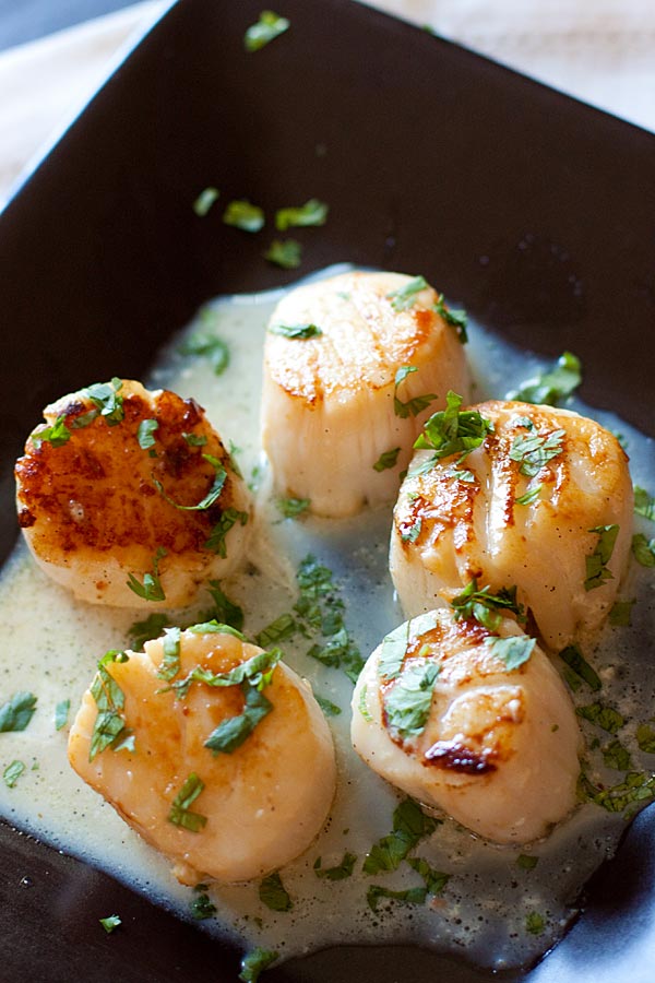 Easy and quick Garlic Herb Seared Scallops in a plate.