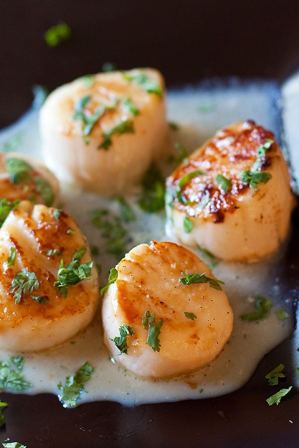 Garlic Herb Seared Scallops close up.