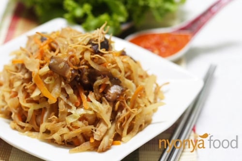 Jiu Hu Char (Fried Jicama/Yambean with Shredded Cuttlefish) - Easy Recipes at RasaMalaysia.com | rasamalaysia.com