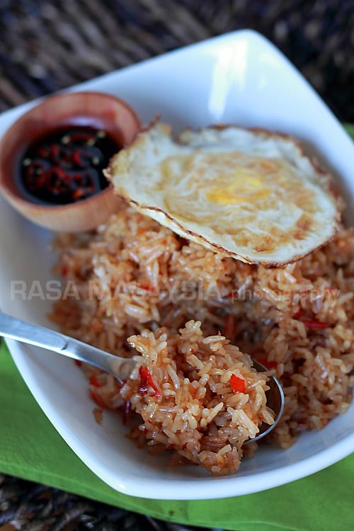 Nasi goreng/fried rice is a popular dish in Southeast Asia. This recipe is an Indonesian version of fried rice served with fried egg. | rasamalaysia.com