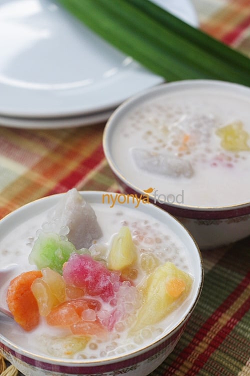 Bubur cha cha a medley of sweet potatoes (in yellow, orange, and purple color), yam (taro), black-eye peas, etc., cooked in a sweet coconut milk base. It is a colorful and sweet dessert, and is generally prepared during festive seasons in Penang. | rasamalaysia.com