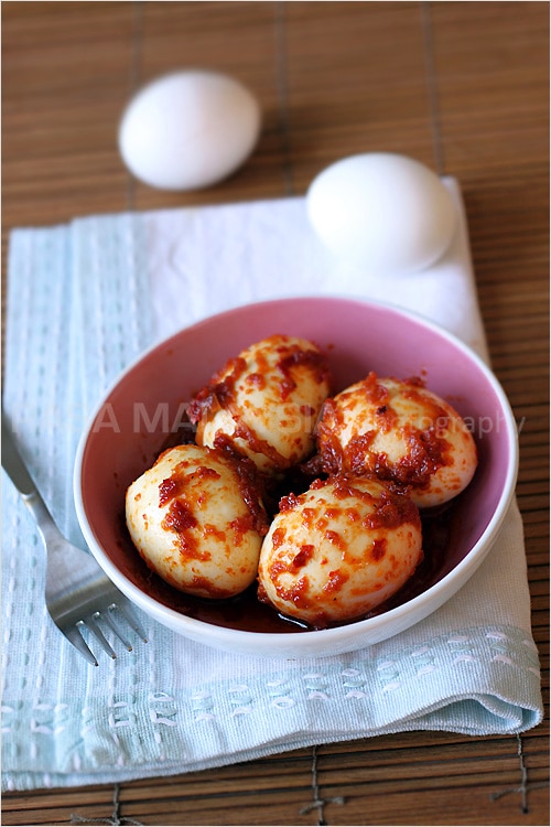 Sambal telur or egg sambal is a delicious Malaysian recipe. Combining cooked sambal with hard boiled eggs, sambal telur or egg sambal is great with rice. | rasamalaysia.com