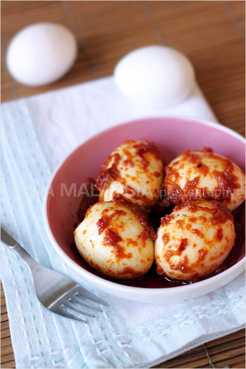 Sambal telur or egg sambal is a delicious Malaysian recipe. Combining cooked sambal with hard boiled eggs, sambal telur or egg sambal is great with rice. | rasamalaysia.com