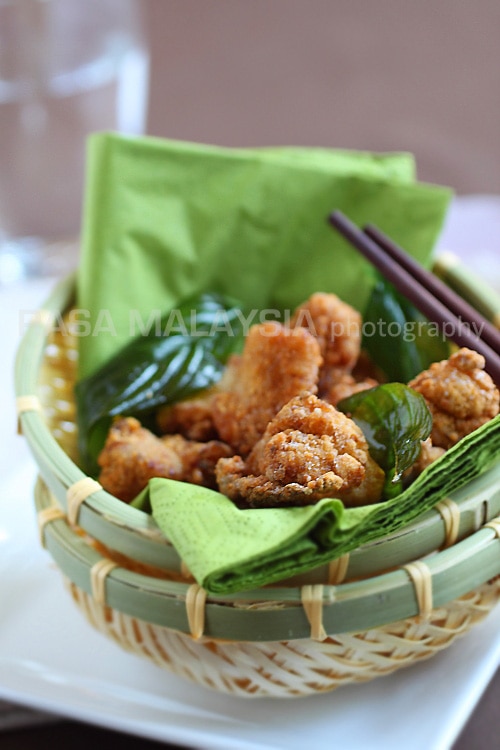 Salt and pepper chicken is a favorite Taiwanese street food. Easy salt and pepper chicken recipe that you can try at home. A great afternoon snack. | rasamalaysia.com