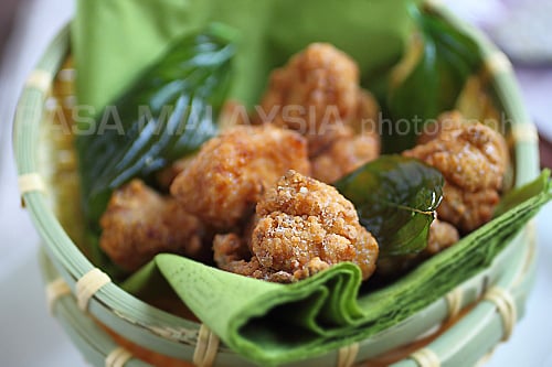 Salt and pepper chicken is a favorite Taiwanese street food. Easy salt and pepper chicken recipe that you can try at home. A great afternoon snack. | rasamalaysia.com