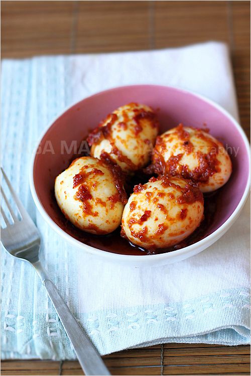 Sambal telur or egg sambal is a delicious Malaysian recipe. Combining cooked sambal with hard boiled eggs, sambal telur or egg sambal is great with rice. | rasamalaysia.com