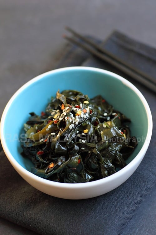 Healthy Korean seaweed salad recipe.