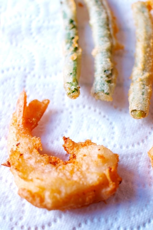 Delicious and easy tempura shrimp and green beans, ready to serve.