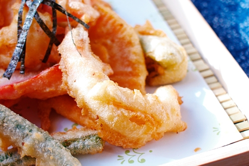 Vegetables and shrimp deep fried in a delicious tempura batter, making delicious tempura.