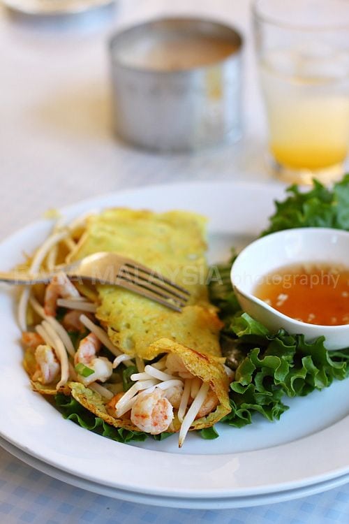 Banh Xeo is a Vietnamese savory crepe with shrimp and pork. This banh xeo recipe makes delicious servings of banh xeo at home. A must try Vietnamese recipe. | rasamalaysia.com