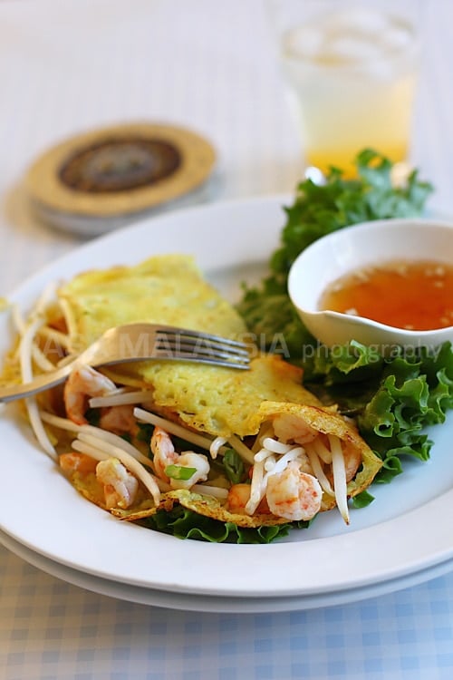 Banh Xeo is a Vietnamese savory crepe with shrimp and pork. This banh xeo recipe makes delicious servings of banh xeo at home. A must try Vietnamese recipe. | rasamalaysia.com