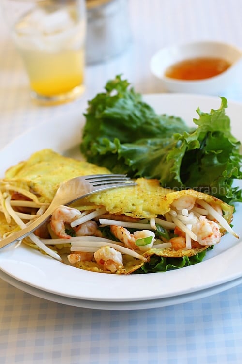 Banh Xeo is a Vietnamese savory crepe with shrimp and pork. This banh xeo recipe makes delicious servings of banh xeo at home. A must try Vietnamese recipe. | rasamalaysia.com